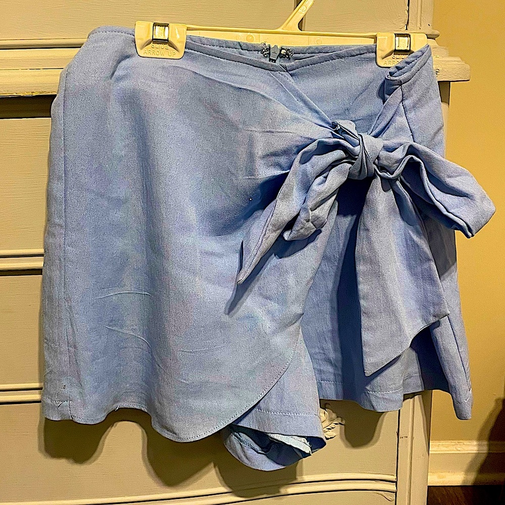 Pants store size medium blue skort. Has cute tie.